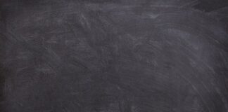 Jak usunąć czarne kropki z lakieru?