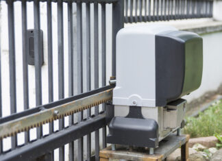 Montaż automatyki do bramy: Czy warto zatrudnić profesjonalistę? Montaż automatyki do bramy